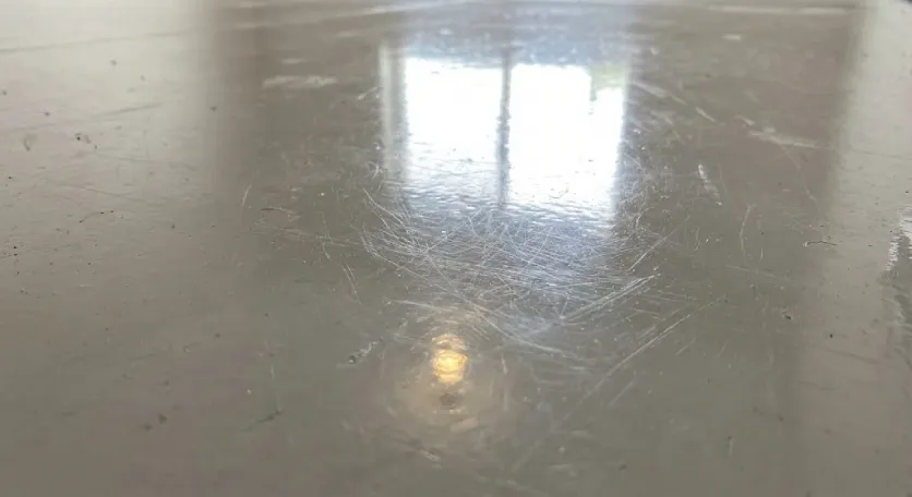 نمای نزدیک از خش افتادن کفپوش اپوکسی براق و معایب آن